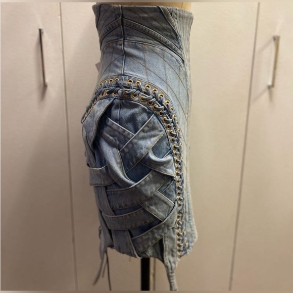 Balmain High-waist Lace-up Denim Skirt
Size 38 runway look - Picture 4 of 12